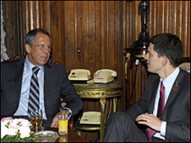 وزير الخارجية البريطاني، ديفيد ميليباند ونظيره الروسي سيرجي لافروف