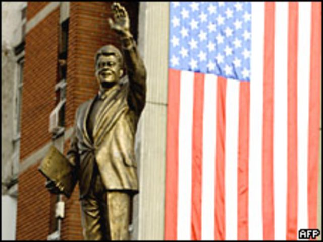 Estatua de Clinton en Pristina.
