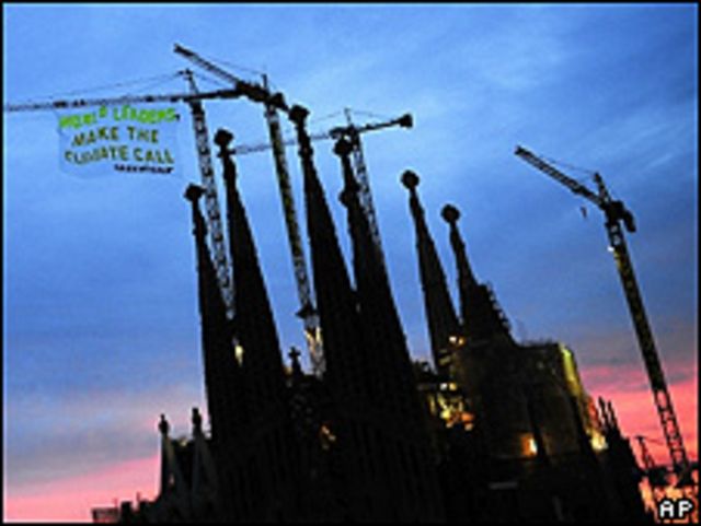 Pancarta de Greenpeace en la Sagrada Familia de Barcelona