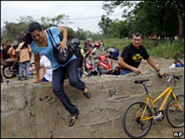 Paso de la frontera en Ureña, Venezuela.