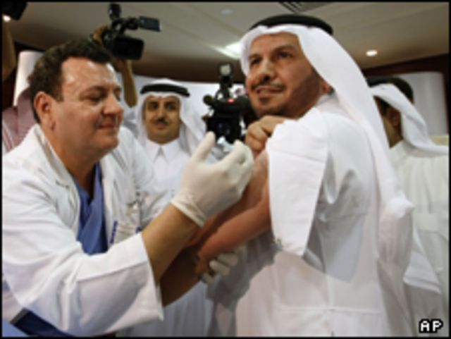 وزير الصحة السعودي، د. عبد الله الربيعة، يتلقى التلقيح