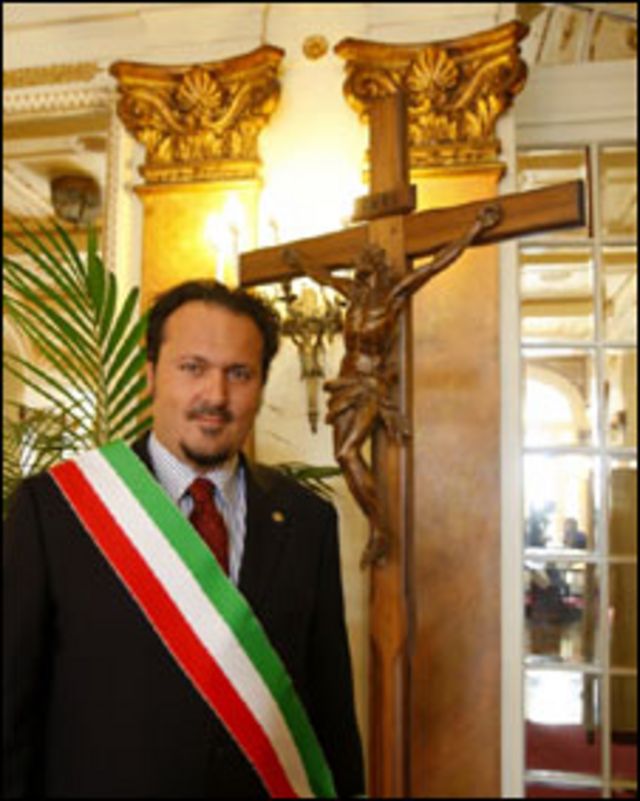 صليب في مجلس بلدية إيطالي