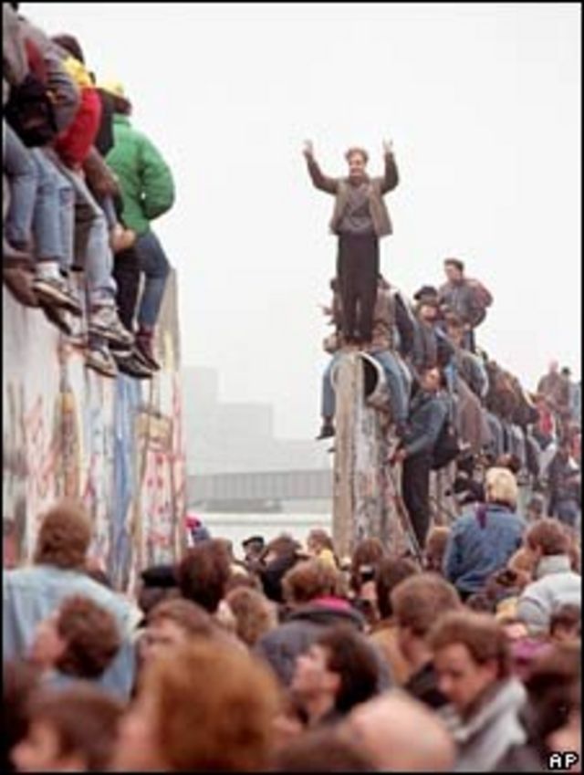 جدار برلين وهو ينهار