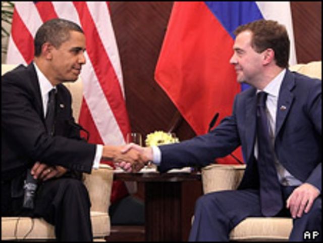 الرئيس الأمريكي، باراك أوباما ونظيره الروسي، ديمتري مدفيديف