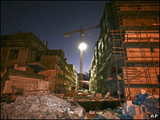 El Ministerio del Interior israelí aprobó este martes la construcción de unas 900 viviendas en una colonia judía de Jerusalén Este. El Comité de Planificación y Construcción de Jerusalén autorizó la expansión de Gilo, un área del sur de la ciudad situada en tierra ocupada por Israel desde la Guerra de los Seis Días de 1967, por lo que la construcción se considera ilegal bajo el Derecho Internacional. El proyecto aún precisa el visto bueno de otros organismos y el público podrá presentar las objeciones que crean convenientes. La decisión de ampliar Gilo llega un día después de que Israel rechazase una petición de Estados Unidos para que diera marcha atrás en la expansión de de este asentamiento, según informaron medios locales. La exigencia estadounidense habría sido trasladada por el enviado de la Casa Blanca para Oriente Medio, George Mitchell, al primer ministro israelí, Benjamín Netanyahu, en una reunión celebrada este lunes en Londres, Reino Unido. Netanyahu aseguró que el proyecto “no requiere el visto bueno del gobierno y dijo que Gilo es una parte integral de Jerusalén”, según informó la radio de la Armanda israelí. El portavoz de Netanyahu, Mark Regev, no quiso comentar esta información, y reiteró el rechazo de su país a incluir áreas anexadas a Jerusalén como parte de cualquier acuerdo que contemple detener la construcción de asentamientos. Washington está presionando para israelíes y palestinos retomen las conversaciones de paz, pero la Autoridad Nacional Palestina (ANP) ha pedido que se detenga la construcción de los asentamientos para sentarse a la mesa a dialogar. Según el corresponsal de la BBC en Jerusalén, Tim Franks, el anuncio de este martes supone el mayor lote de viviendas aprobado desde que Newtanyahu se convirtió en primer ministro a principios de año. Las 900 viviendas, que contarán con entre cuatro y cinco habitaciones, supondrá una importante expansión de Gilo. Un portavoz del presidente la ANP, Mahmoud Abbas, aseguró que la aprobación de la construcción “es otra medida que demuestra que Israel no está lista para la paz”. “Este paso arruinará cualquier intento -europeo o americano- de preservar el proceso de paz”, aseguró Nabil Abu Rudeineh. El movieminto israelí Paz Ahora “Este proyecto está destinado a torpedear el progreso que está habiendo entre EE.UU. y los palestiunos y isrtael en renovar las conversacioes”, asguró Hagit Ofran. El Ministerio de Exteriores británico también aseguró que se opone a la decisión israelí. “Un acuerdo de paz creíble debe contemplar Jerusalén como capital compartida. Expandir asentamientos en tierra ocupada en Jerusalén Este hace que este acuerdo se mucho más complicado”. Cerca de medio millón de judíos viven en más de 100 asentamientos construidos en territorios ocupados de Cisjordania y Jerusalén Este.