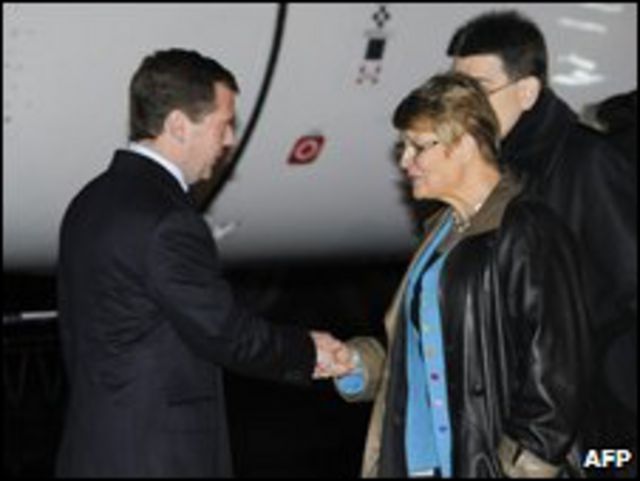 الرئيس الروسي، ديمتري ميدفيدف، لدى وصوله إلى السويد