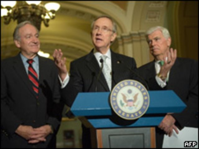 Harry Reid, líder demócrata en el Senado, con los congresistas Chris Dodd y Tom Harkin