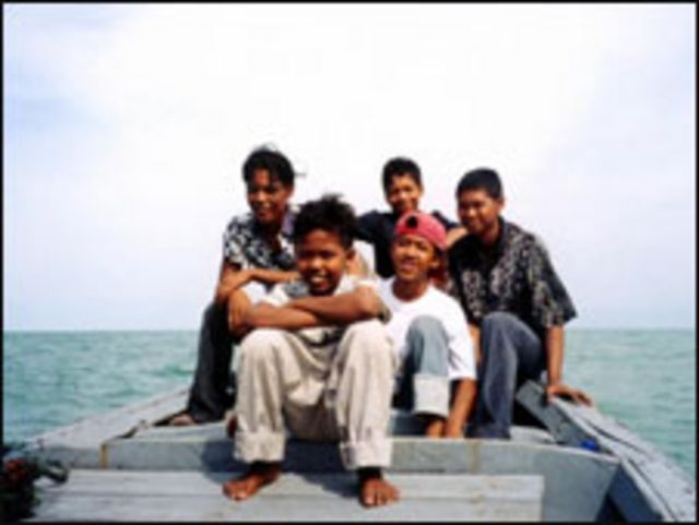 اندونيسيون على قارب قرب سومطرة