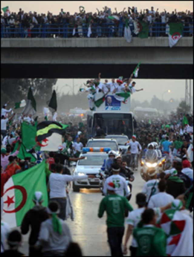جزائريون يحتفلون بالفوز