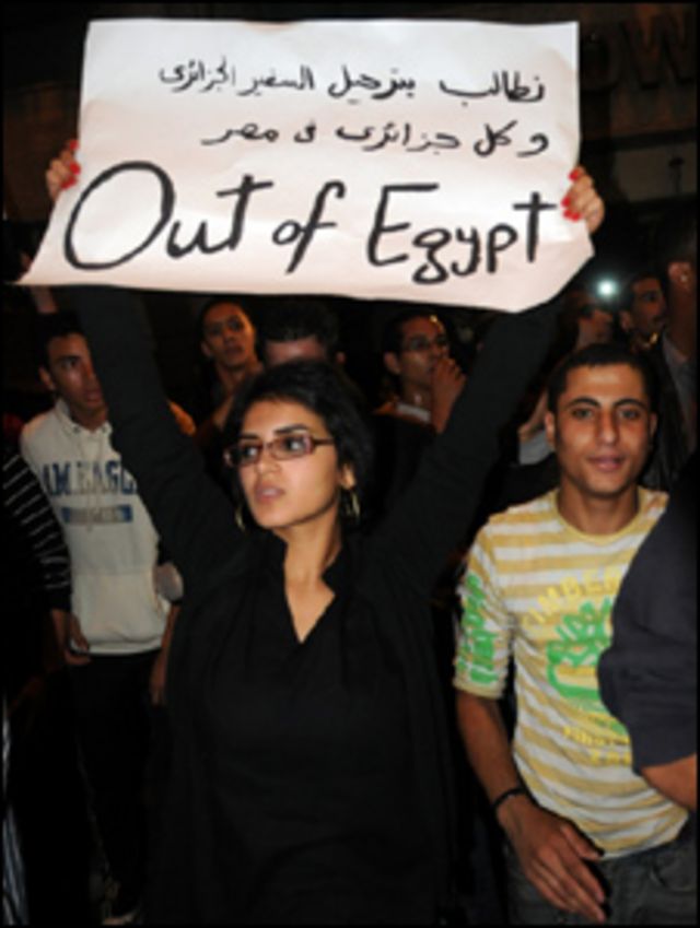 مصريون يطالبون بطرد السفير الجزائري من مصر