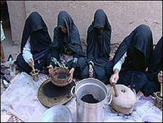 نساء يصنعن القهوة في المغرب