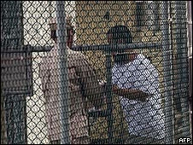 古巴關塔那摩灣美軍扣留設施內一名中國維族囚徒與守衛交談（1/6/2009）