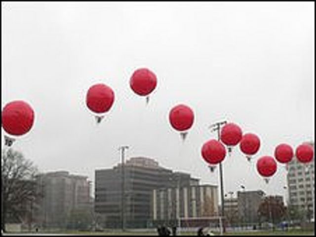 Globos rojos (Foto: DARPA)