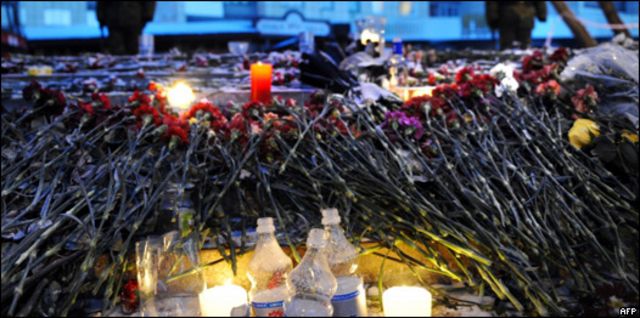 俄羅斯比爾姆市火災現場外擺放的鮮花和蠟燭（6/12/2009）