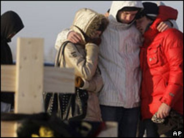 俄羅斯比爾姆市火災死難者親屬在墓地相擁而泣（6/12/2009）