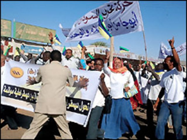 متظاهرون من المعارضة السودانية