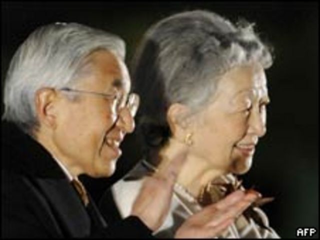 日本天皇明仁和皇后美智子出席慶祝明仁天皇即位20週年儀式(12/11/2009,法新社圖片)