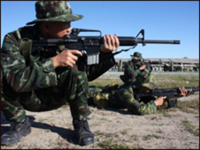 Quân đội Thái Lan và Việt Nam thi bắn quân dụng. (Hình Quân Sử Việt Nam)