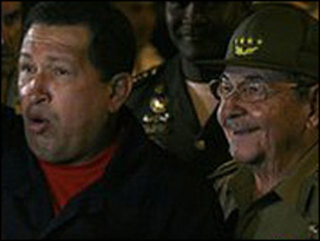 راؤول كاسترو (الى اليمين) وشافييز