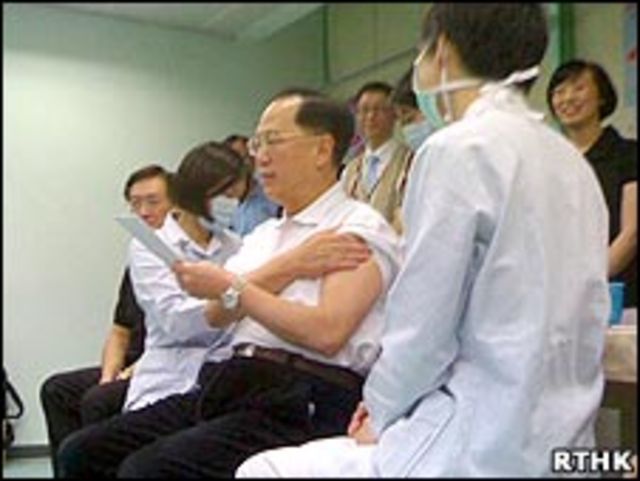 香港行政長官曾蔭權接種甲型H1N1流感疫苗（香港電台圖片17/12/2009）