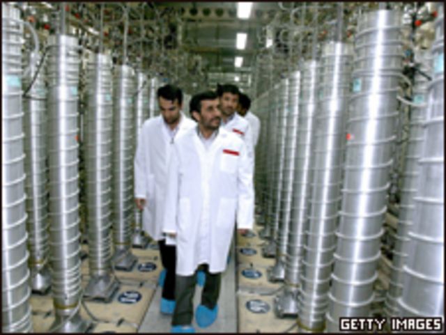 الرئيس الإيراني يتفقد أحد مراكز التخصيب