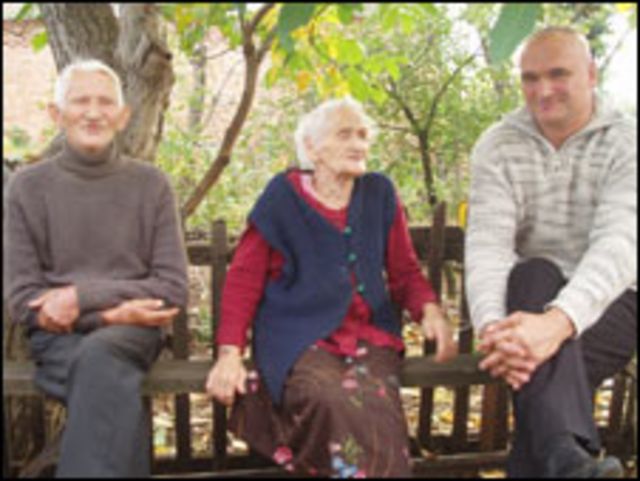 Три покоління переселенців: пані Катерина, син Степан та народжений тут Андрій