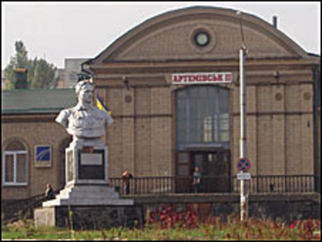 Артемівський залізничний вокзал із погруддям самого Артема. Тут мало хто пам'ятає довоєнну історію міста