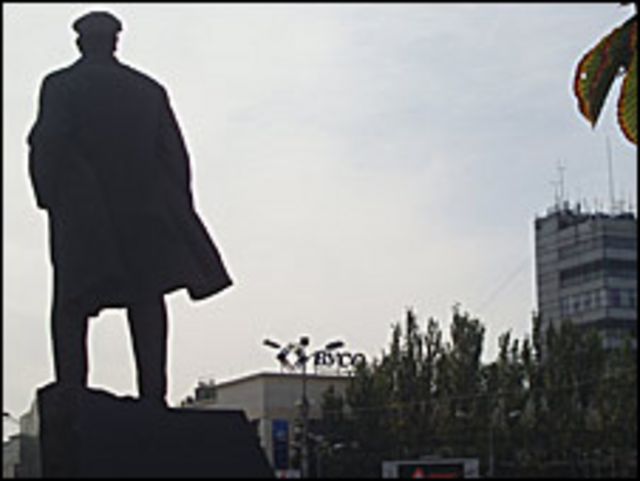 Силует пам'ятника Леніну в Донецьку