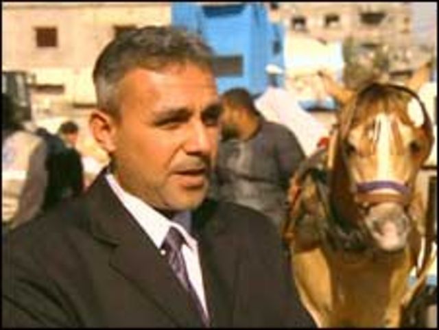 حسين منصور مدير مدرسة لوكالة الغوث بغزة