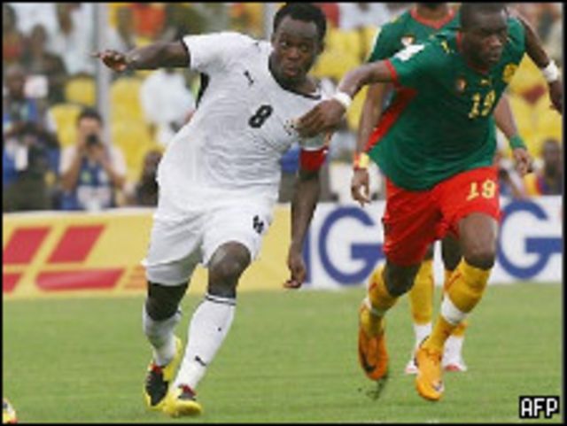 إيسيان(يسار) والكاميروني مبيا في نصف نهائي البطولة الماضية