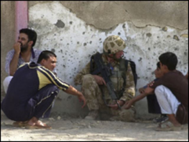 جندي بريطاني يتحدث إلى عراقيين