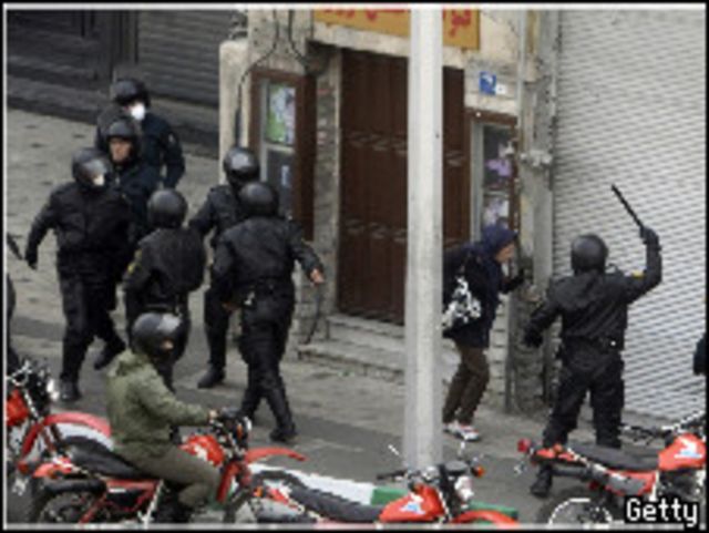 قوات الأمن الإيرانية تقمع إحدى المظاهرات