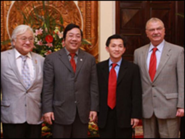 Đoàn dân biểu Mỹ thăm Hà Nội, ông Joseph Cao đứng thứ hai từ trái sang (Nguồn: VietnamNet)