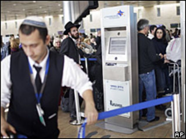 Control de seguridad en el aeropuerto de Tel Aviv.