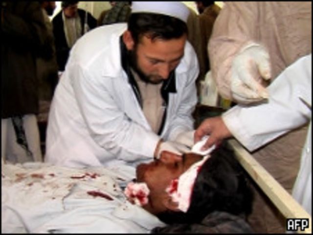 جريح افغاني تحوطه الرعاية الطبية
