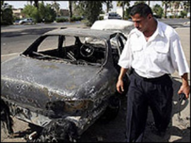 رجل امن عراقي يتفقد سيارة بعد اطلان النار في 2007