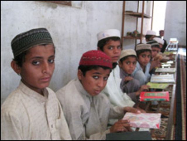 پاکستان میں شعیہ، بریلوی اور دیوبندی سمیت پانچ مکاتب فکر کے رجسٹرڈ مدارس کی تعداد بیس ہزار کے قریب ہے: محمد حنیف جالندھری
