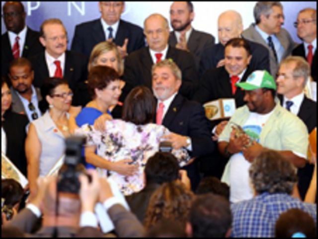 O presidente Luiz Inácio Lula da Silva é cercado por ministros durante lançamento do PNDH-3, em Brasília (Roosewelt Pinheiro/ABr/21 de dezembro de 2009)