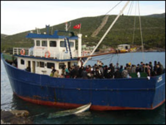 مهاجرون فلسطينيون على قارب