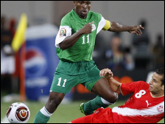 صراع على الكرة بين لاعبين من تونس وزامبيا