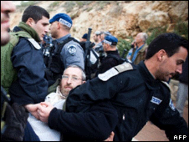 جنود إسرائيليون يجلون مستوطنين