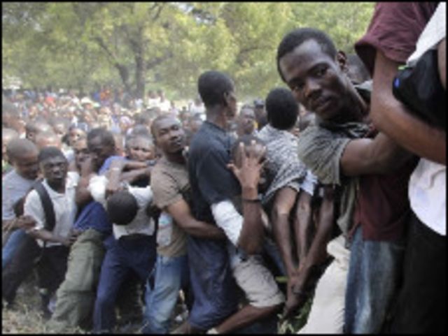 طابور من الناجين في هايتي