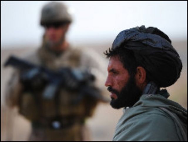 افغاني وجندي امريكي