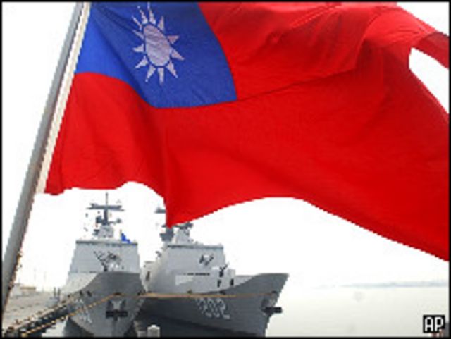 台灣高雄軍港上停泊的兩艘成功級巡航艦（26/1/2010）