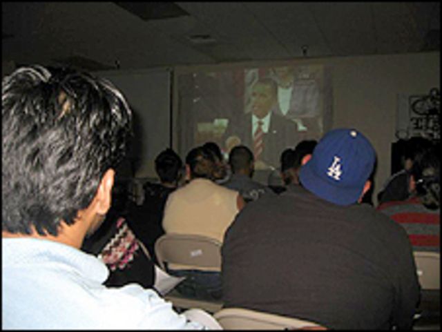 Hispanos mirando a Obama por TV