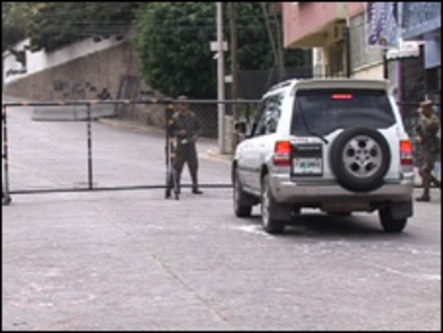 Barrera policial en las inmediaciones de la embajada de Brasil en Tegucigalpa