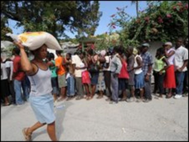 تجمع عند مركز لتوزيع الغذاء في هايتي