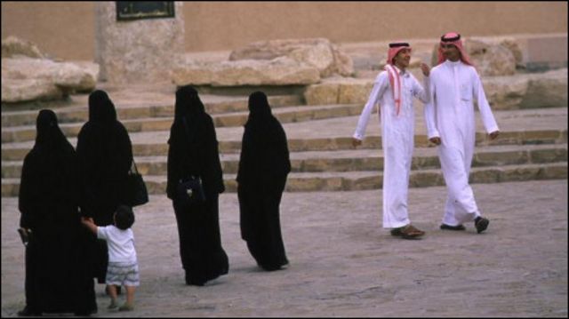 نساء ورجال في السعودية
