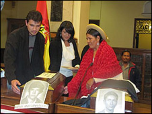 Ceremonia de entrega de cadáveres de guerrilleros en Bolivia.
