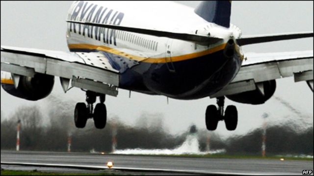 Самолет Ryanair на взлете